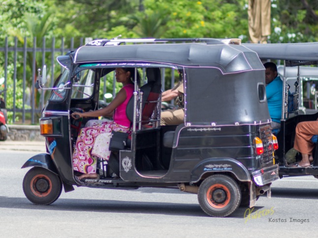 It's rare to see a Tuk Tuk lady driver. Most of the drivers are men, and all of them in sandals or barefoot. I think Sri Lanka people hate shoes as much as I do! hahaha...