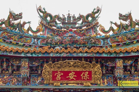 Tremendous carvings and statues decorate the Yehliu Baoan Temple (野柳保安宮) in Yehliu Port, Taiwan.